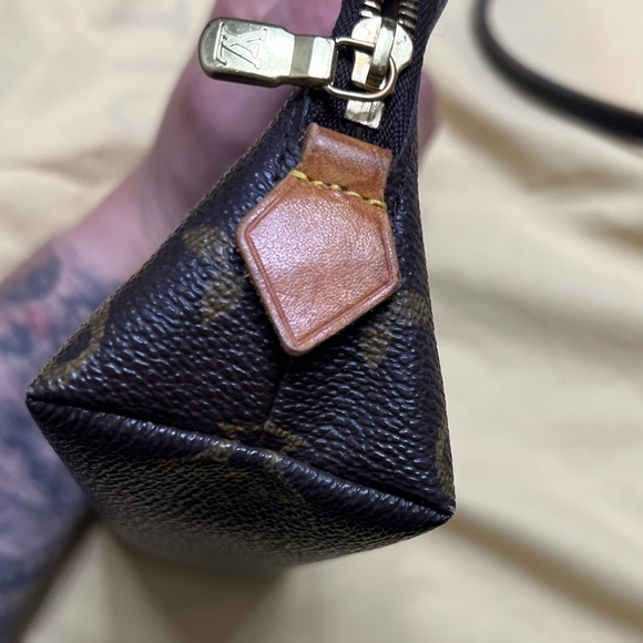 Louis Vuitton Cosmetic Pouch - Picture 12 of 16